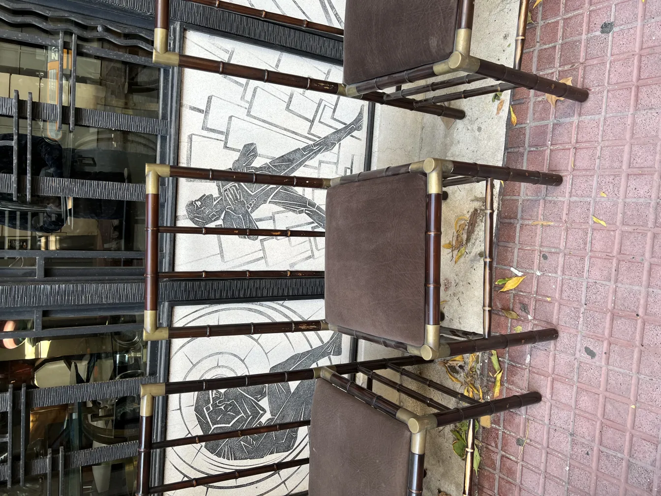 Sei sedie antiche in un ambiente urbano, con design unico.