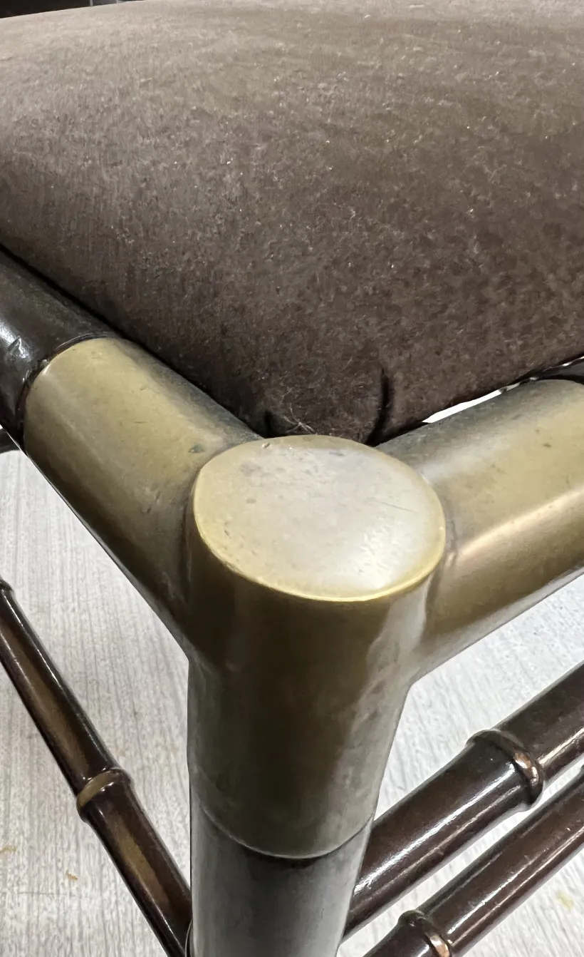 Nahaufnahme von 6 antiken Stühlen, elegante Designdetails und strukturierte Beine in einer neutralen Umgebung.