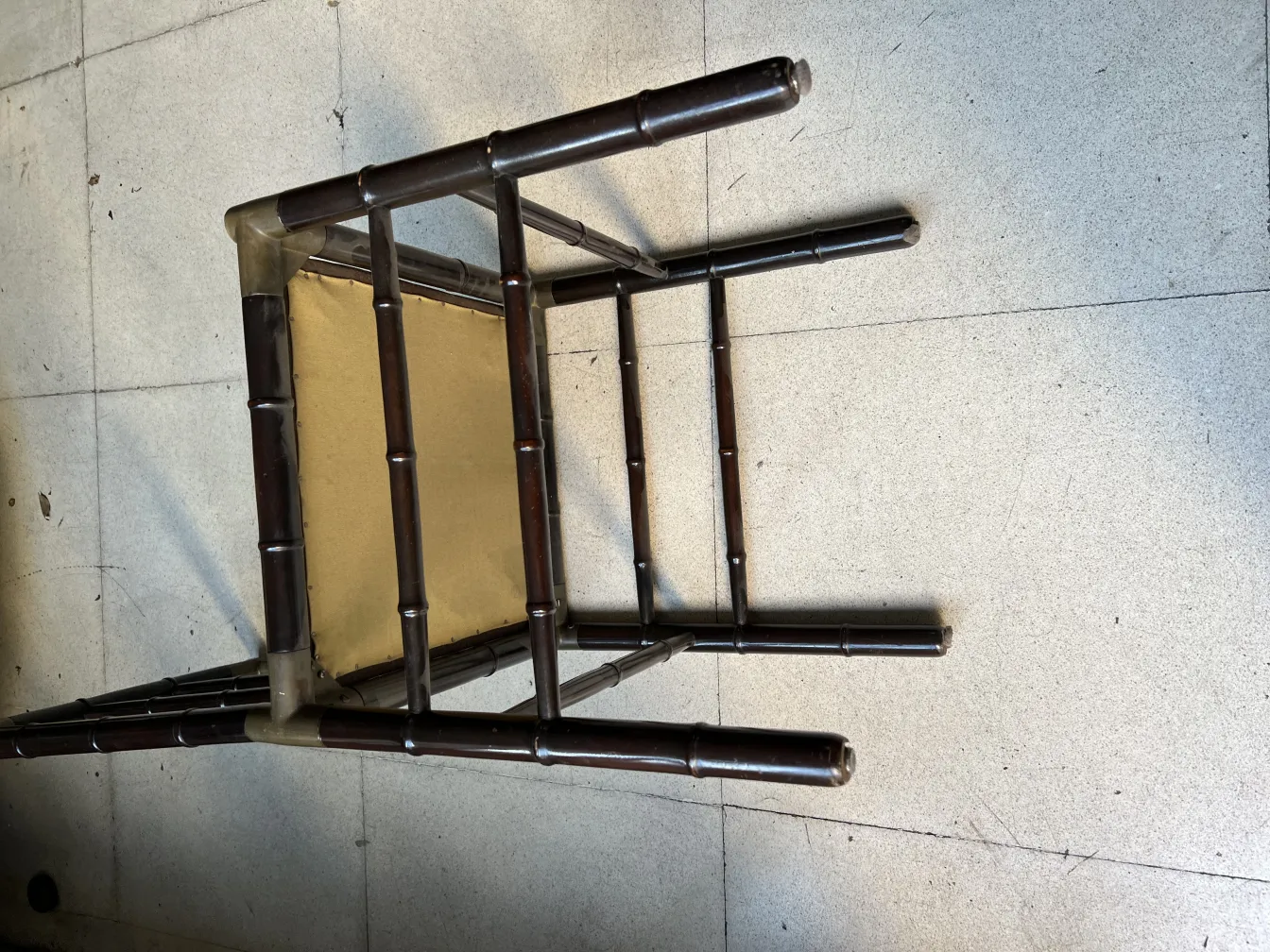 Vue de 6 chaises antiques dans un cadre classique