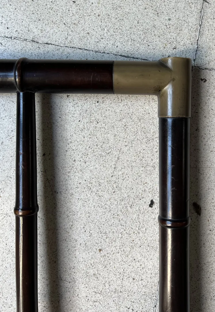 sei sedie antiche in un ambiente neutro