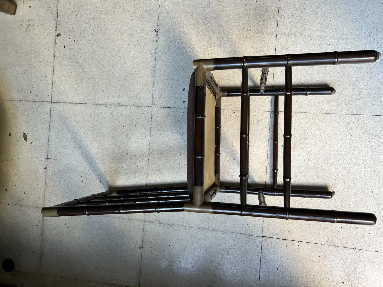 sei sedie antiche impilate in un ambiente neutro