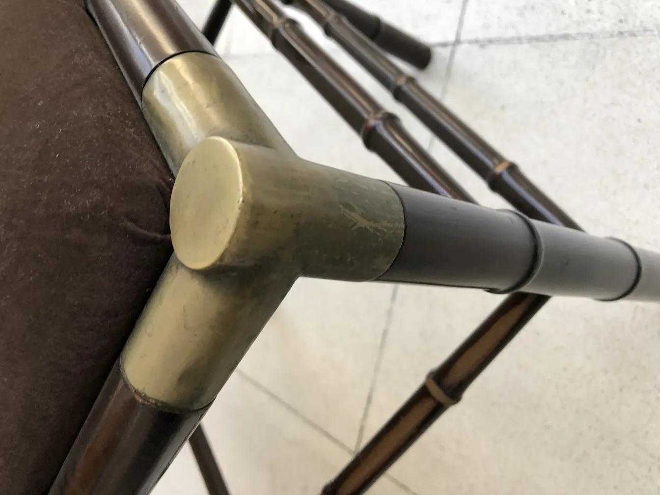 Gros plan de 6 chaises anciennes avec des finitions distinctives dans un cadre neutre.