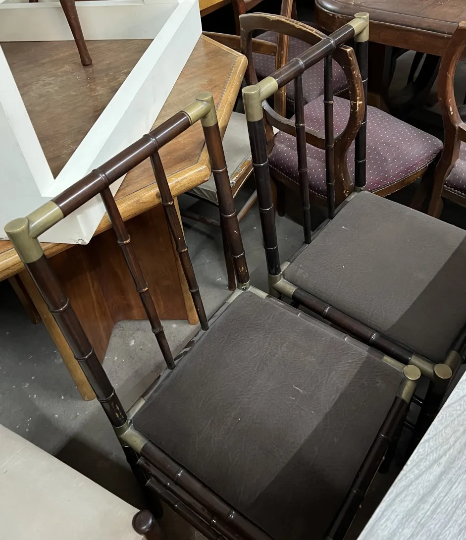 Set di 6 sedie antiche con un design speciale, ambiente antico.