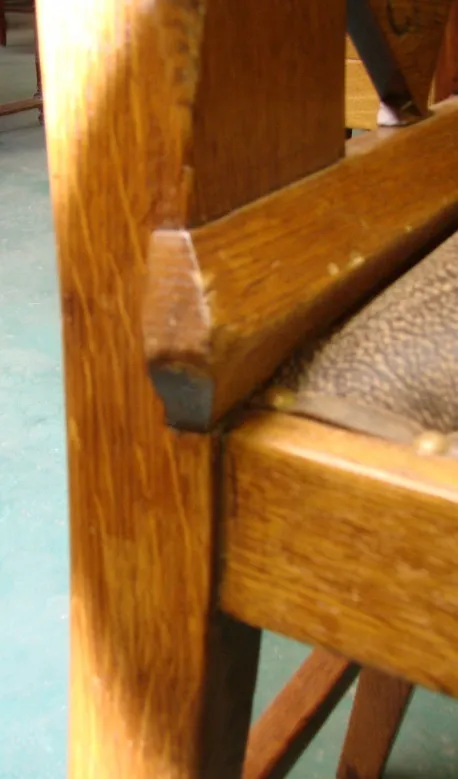 detalhe de antigas 6 munich cadeiras com acabamentos únicos em um ambiente clássico