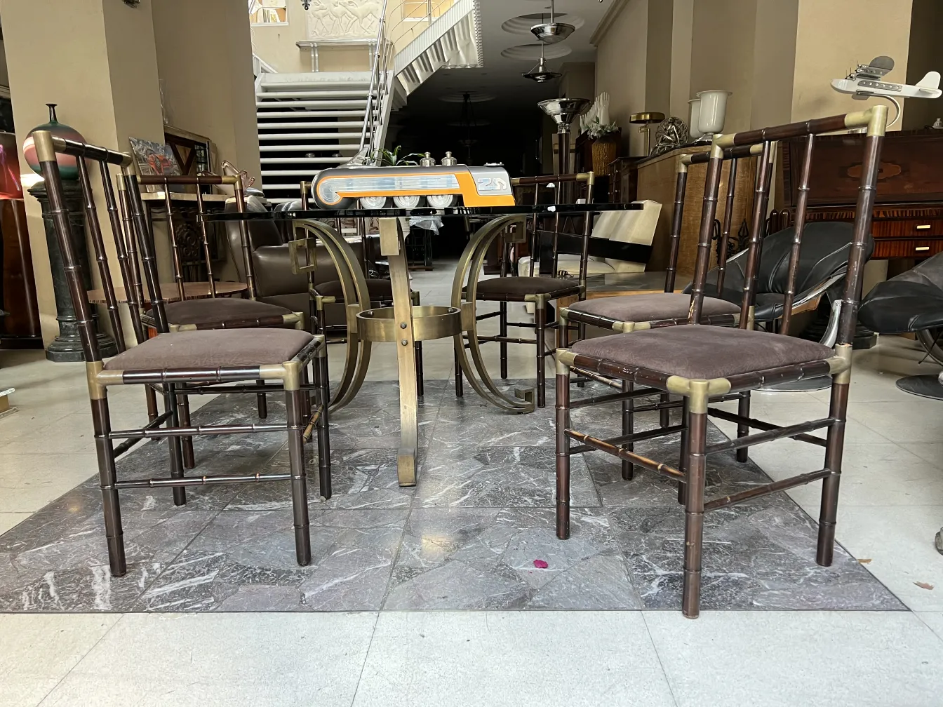 6 sedie antiche in uno spazio elegante con decorazioni moderne.