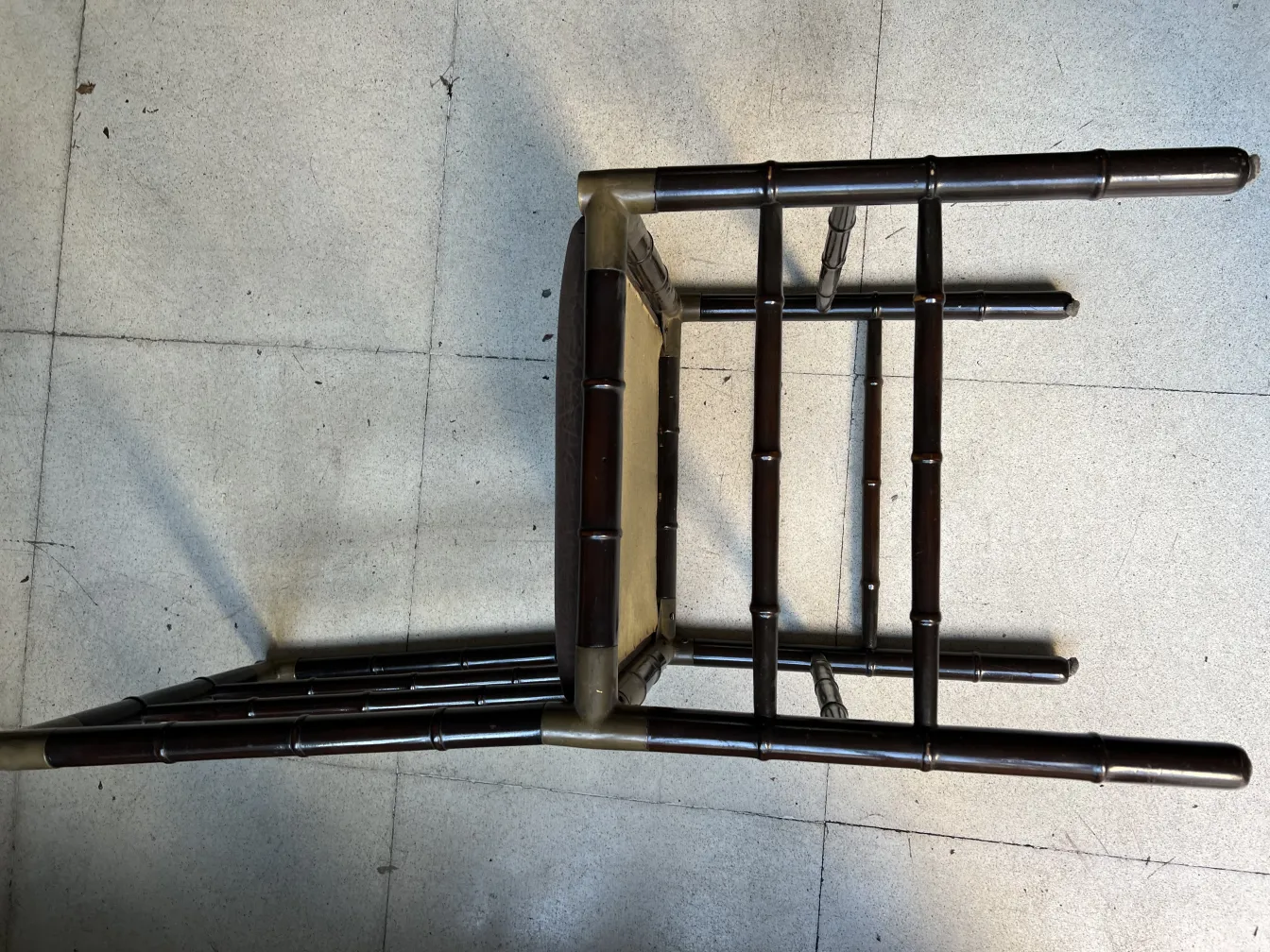 Vista dall'alto di 6 sedie antiche con design raffinato in un ambiente neutro.