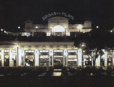 잘 조명된 레스토랑에 있는 6개의 고전 의자가 아늑한 분위기를 만듭니다.