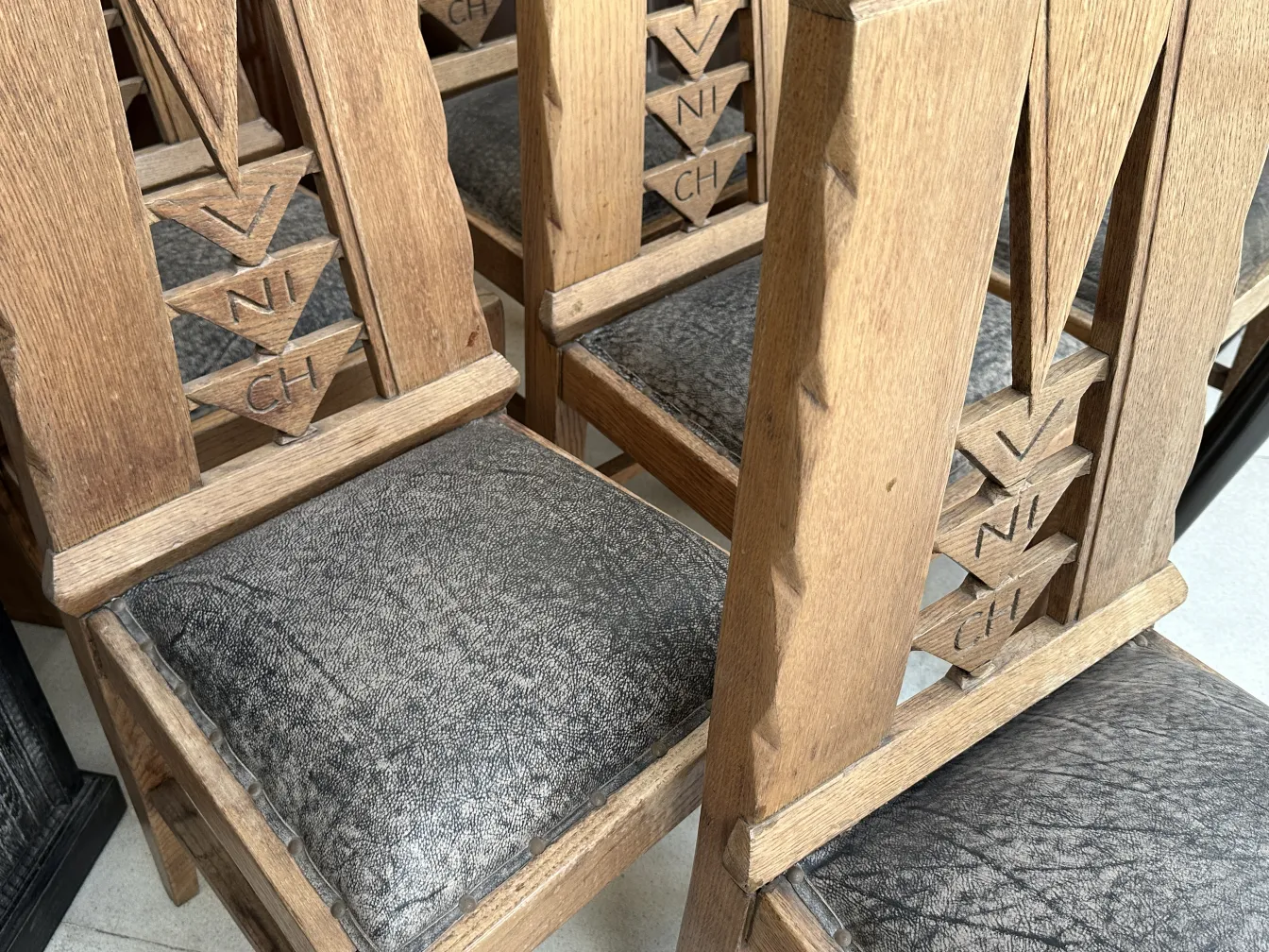 conjunto de 6 sillas antiguas munich con tallado en madera y tapizado