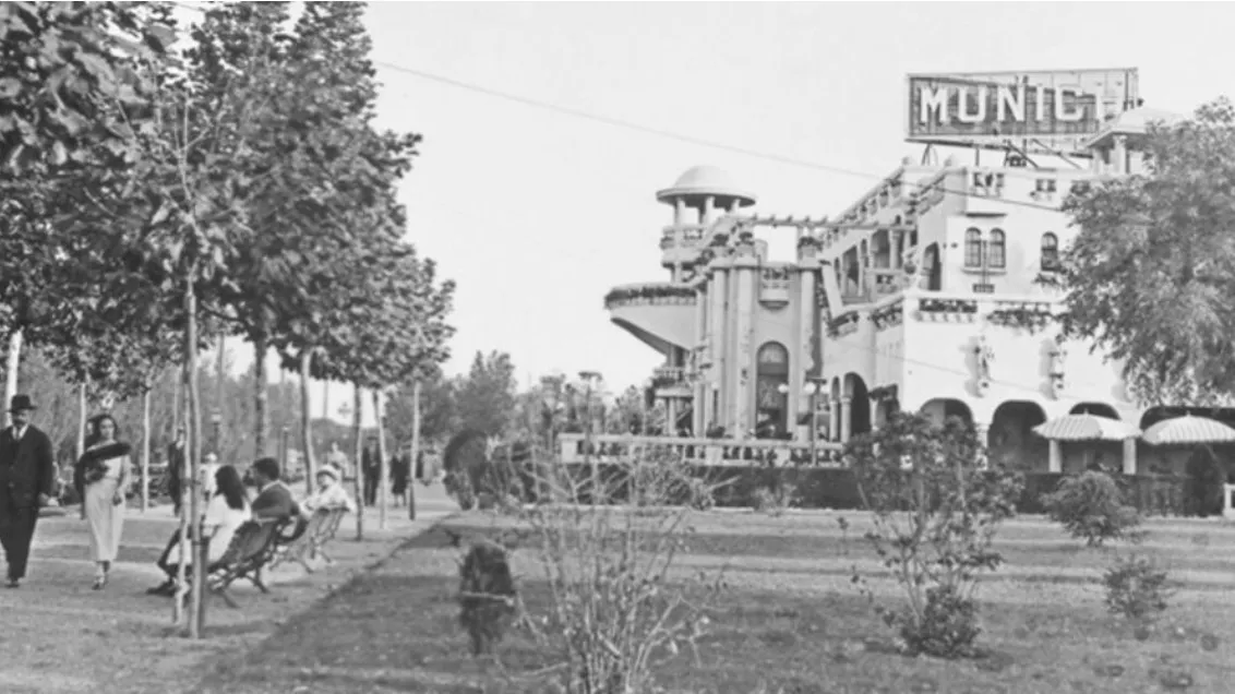 छह पुरानी कुर्सियाँ पार्क में स्थित हैं