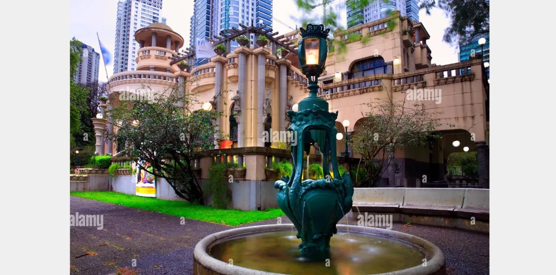 自然とエレガントな建築に囲まれた古い椅子6脚。