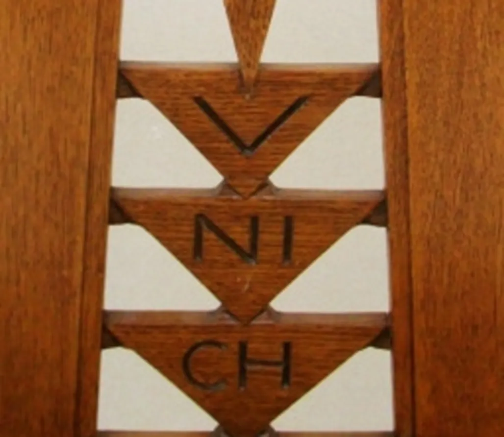 Six chaises anciennes munich dans un cadre classique.