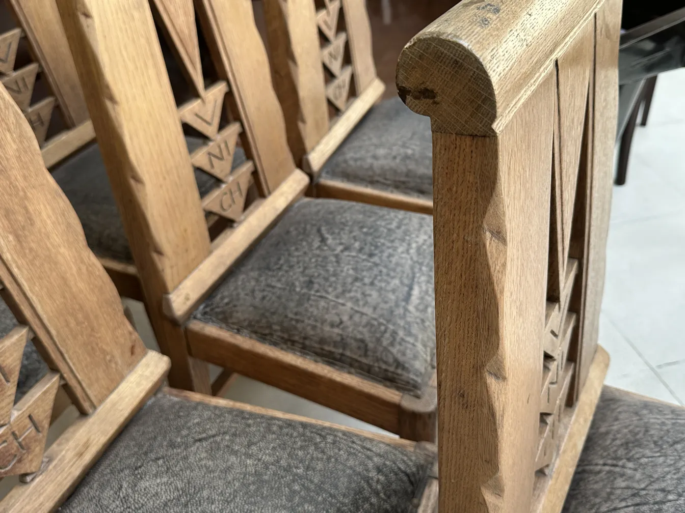 Seis sillas antiguas de comedor con detalles tallados.