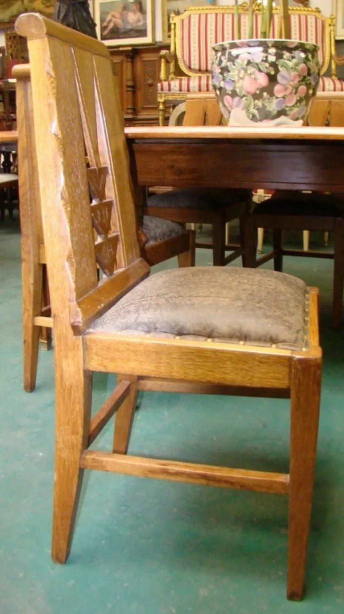 chaise ancienne munich avec détails complexes au dos, dans un cadre classique