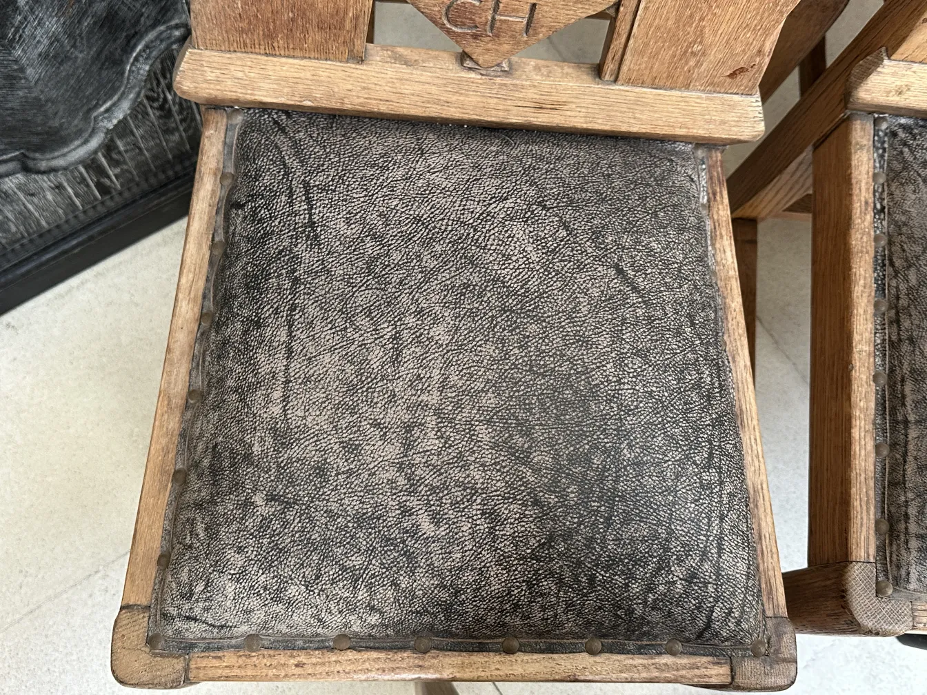 six chaises anciennes avec des assises noires, détails sur les bords