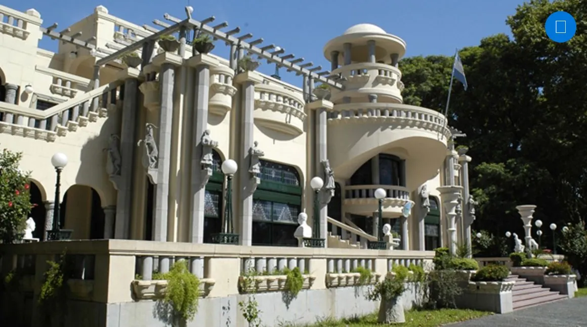 seis sillas antiguas en un entorno ajardinado, arquitectura impresionante