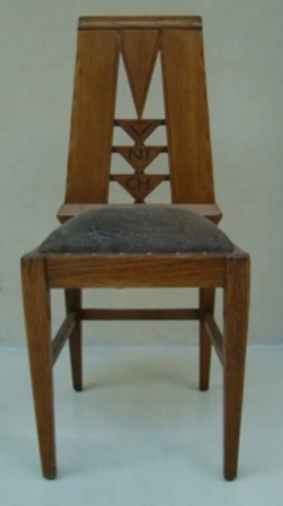 6 chaises anciennes au design unique dans un cadre neutre