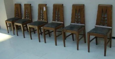 ستة كراسي قديمة مع ظهر مفصل على جدار فاتح