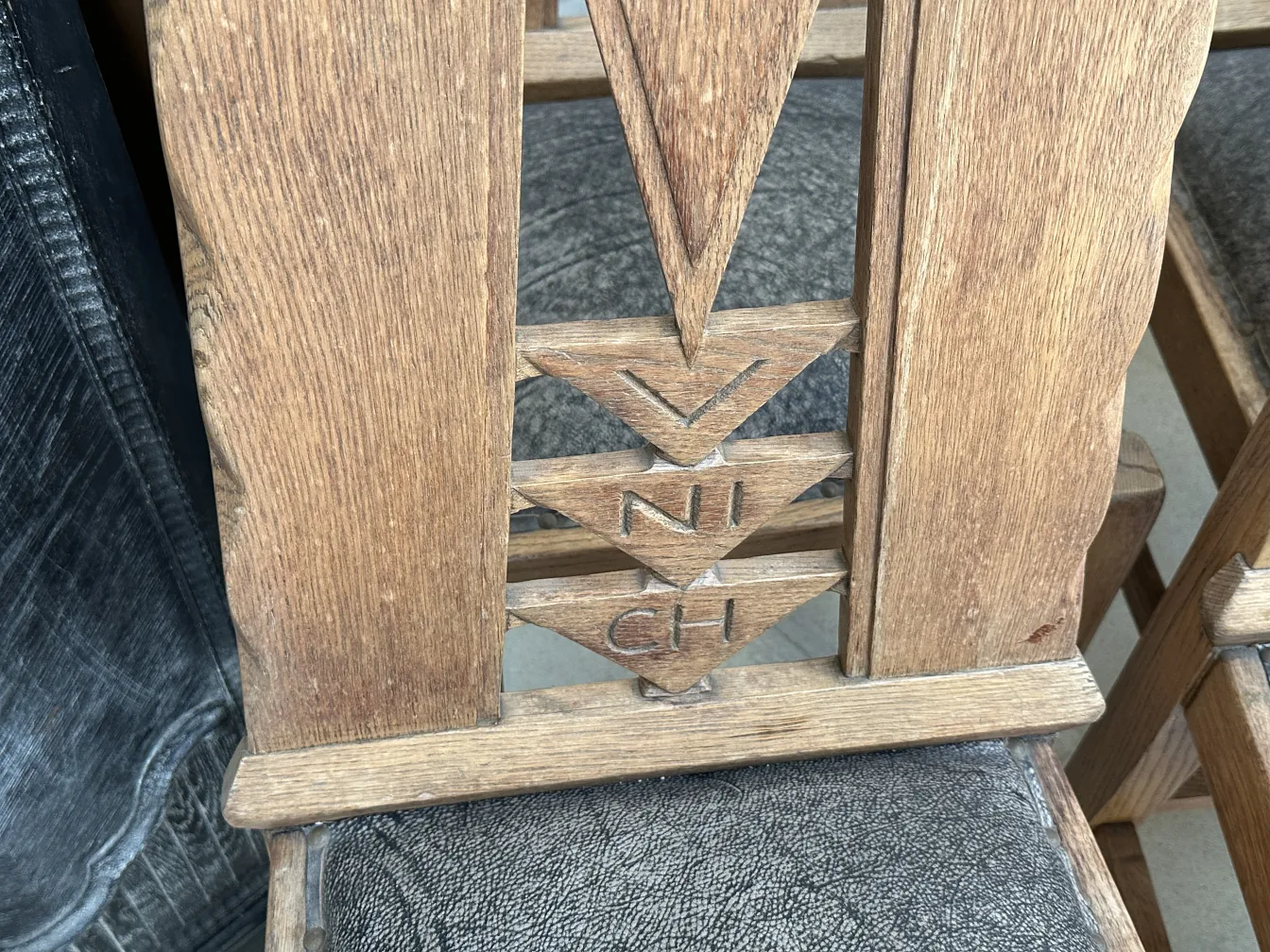 set of 6 antique chairs with Munich design in a cozy atmosphere