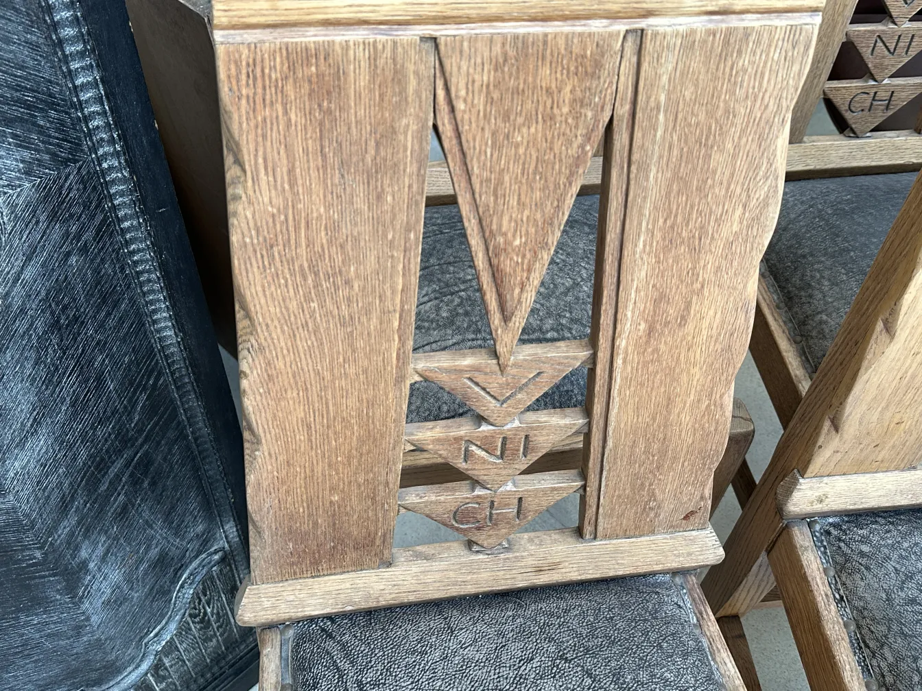 sedie antiche decorative di Monaco con dettagli intricati