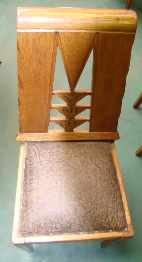 Vue de dessus de 6 chaises anciennes avec rembourrage