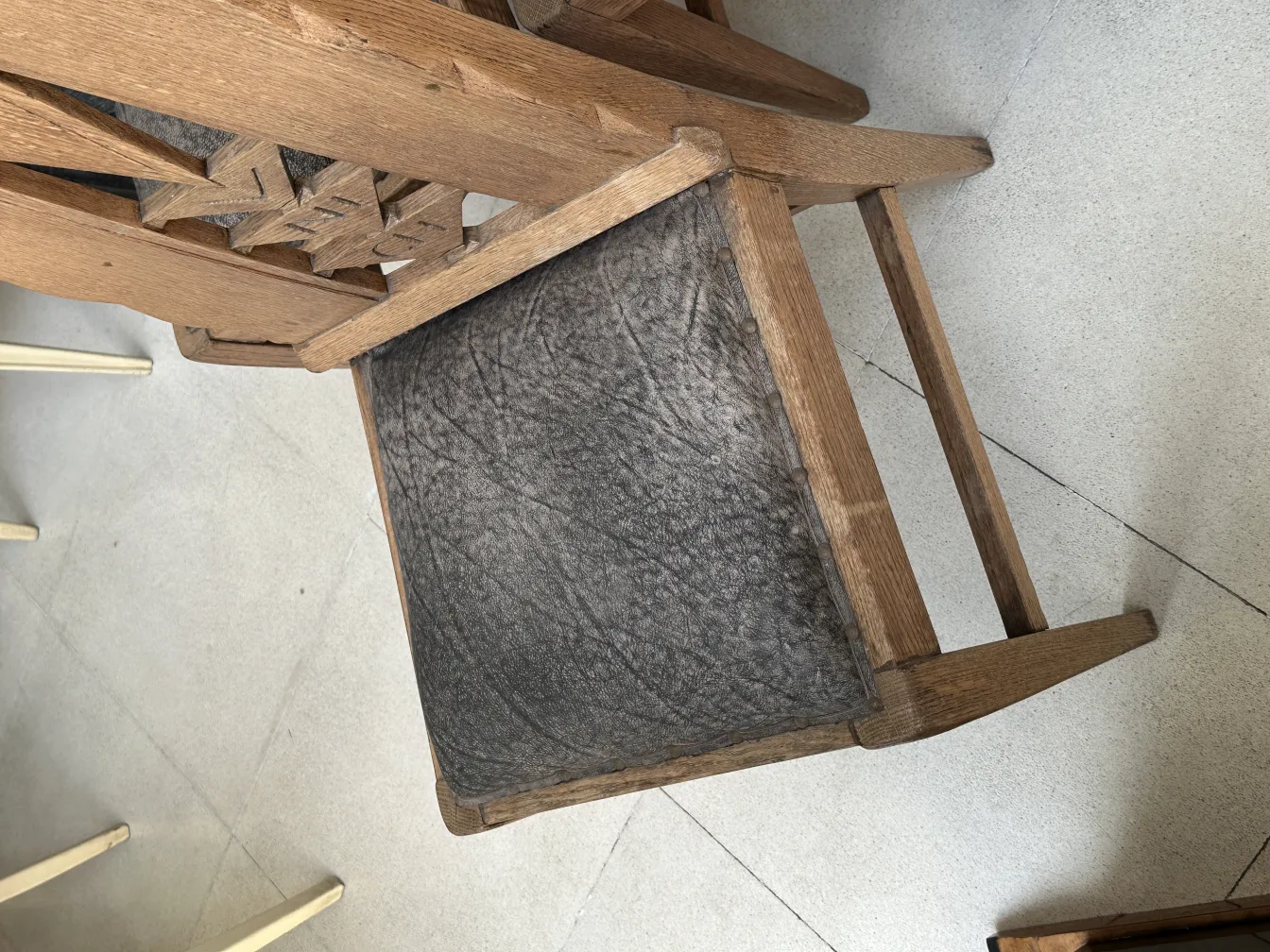 Sechs antike Stühle mit einem markanten Design, in einer modernen Umgebung.