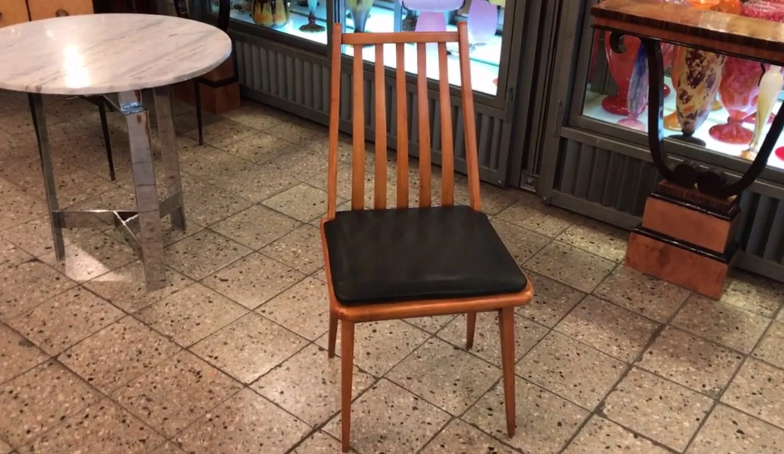 Huit chaises anciennes dans un environnement avec une table ronde