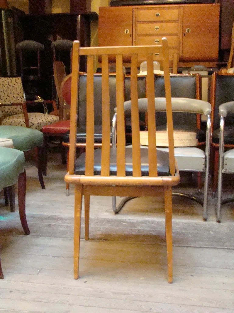 Huit chaises anciennes de différents styles dans un marché