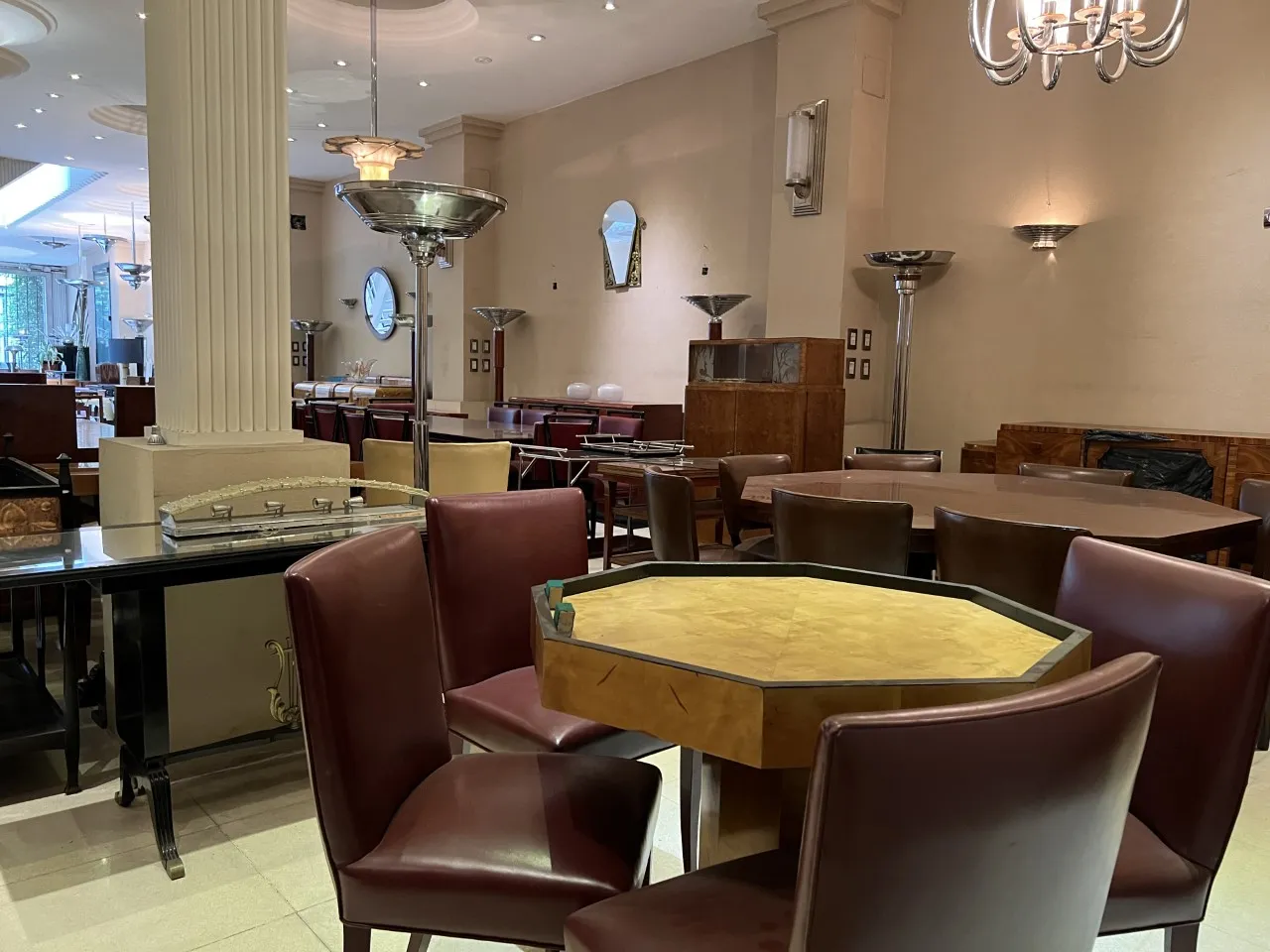 Otto sedie antiche in una sala da pranzo con decorazioni eleganti e moderne, sfondo chiaro.