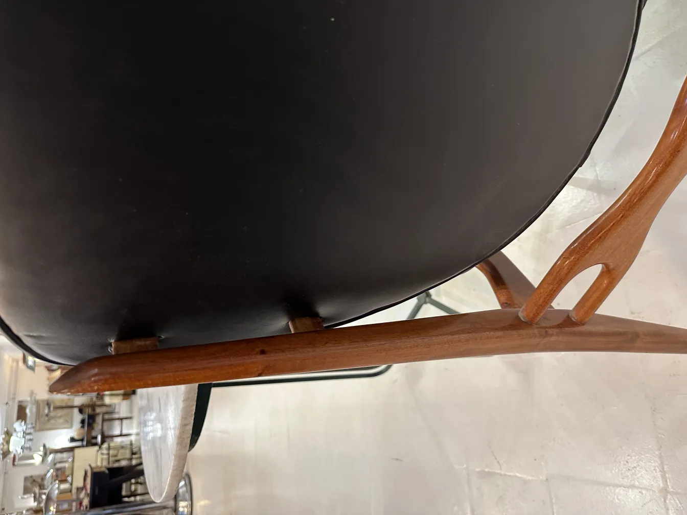 Seitenansicht von 8 antiken Stühlen mit elegantem Design in einem Ausstellungsraum