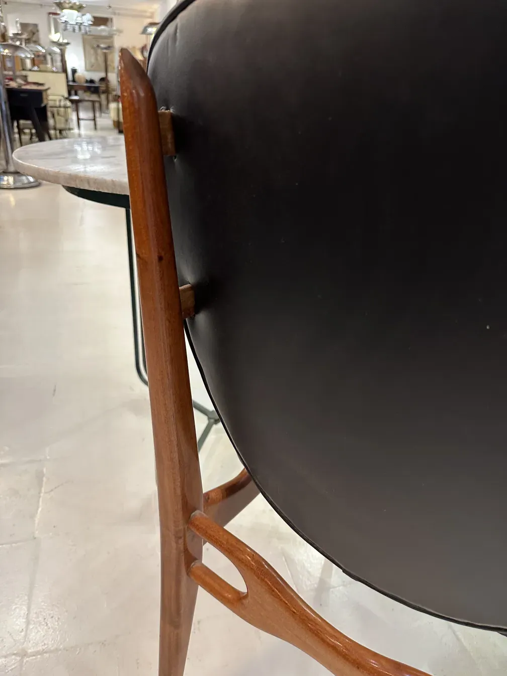 Oito cadeiras antigas de Finn Juhl, design elegante e clássico.