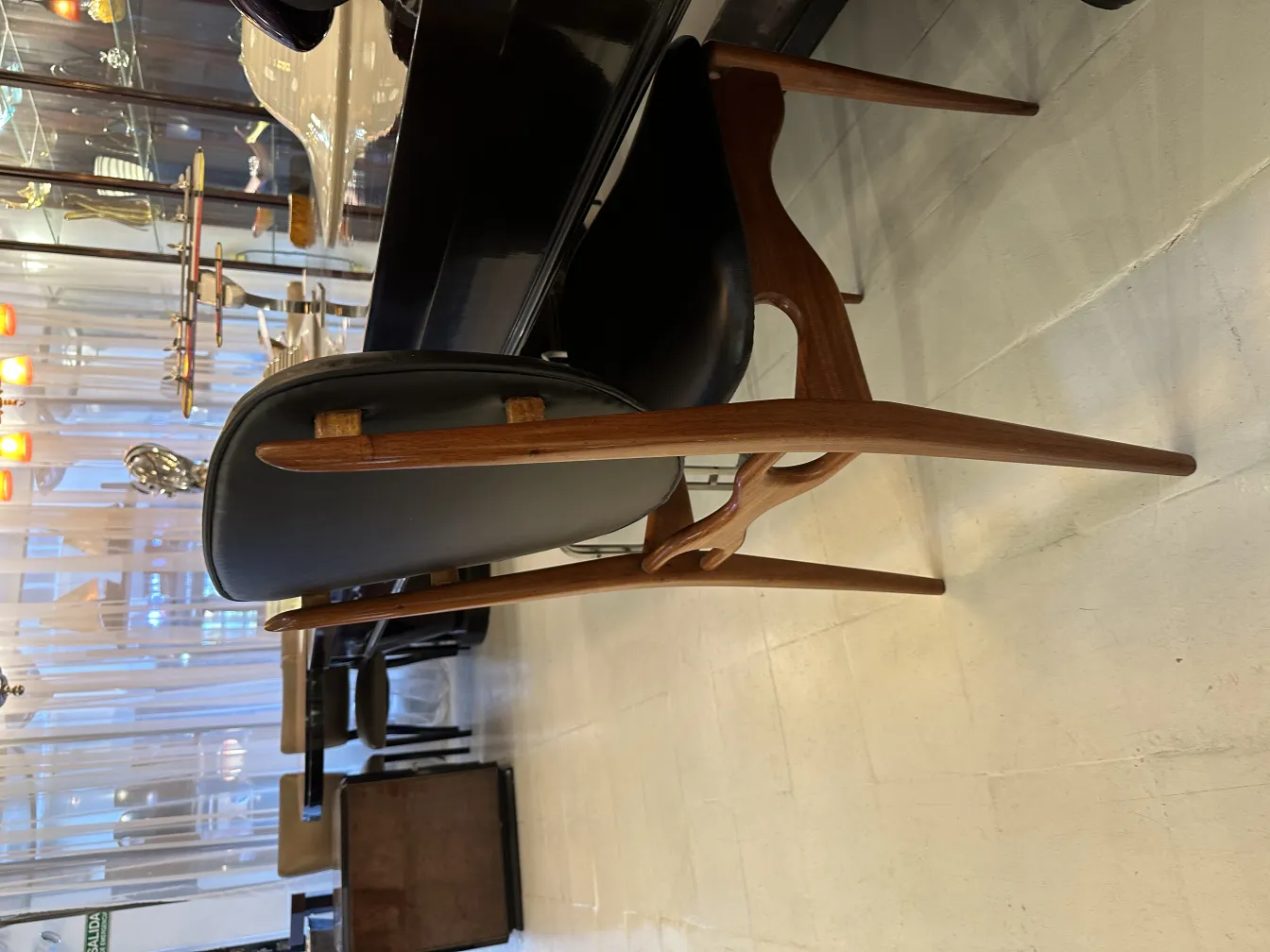 Oito cadeiras antigas com design clássico em um ambiente elegante.