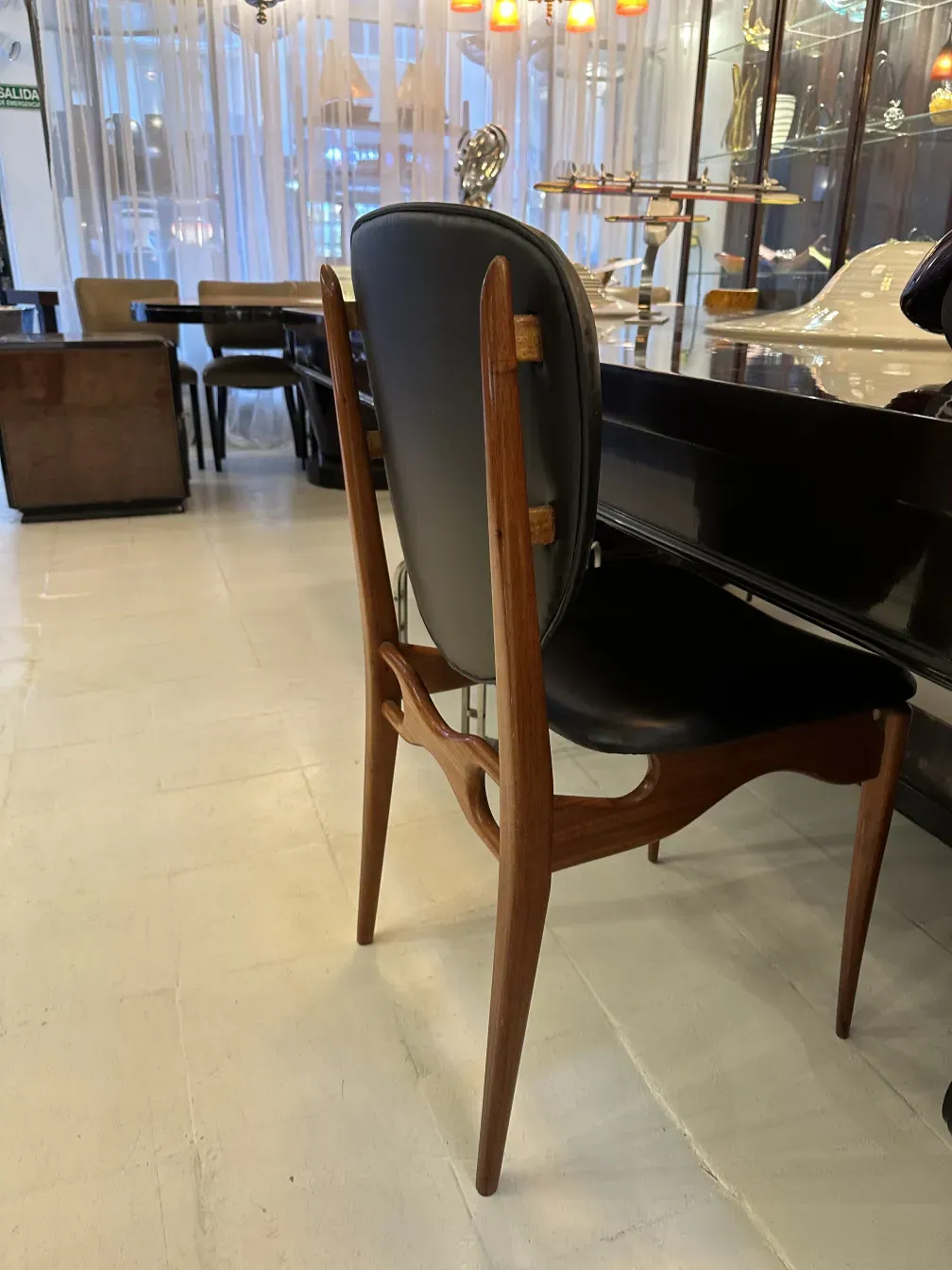 Ocho sillas antiguas de diseño elegante, estilo finn juhl, en un ambiente acogedor