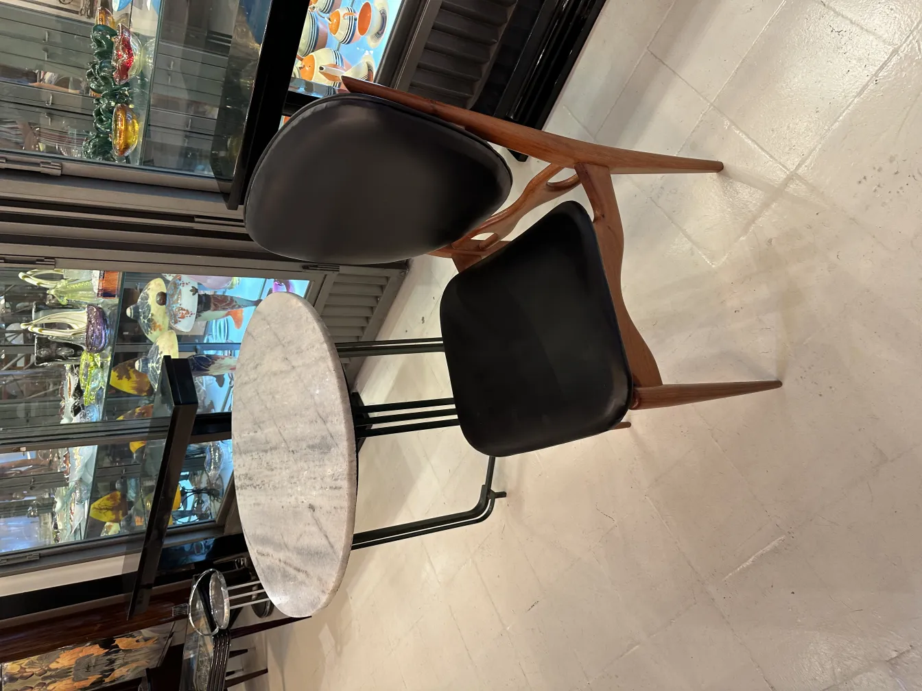 Huit chaises antiques avec un design attrayant et une ambiance chaleureuse