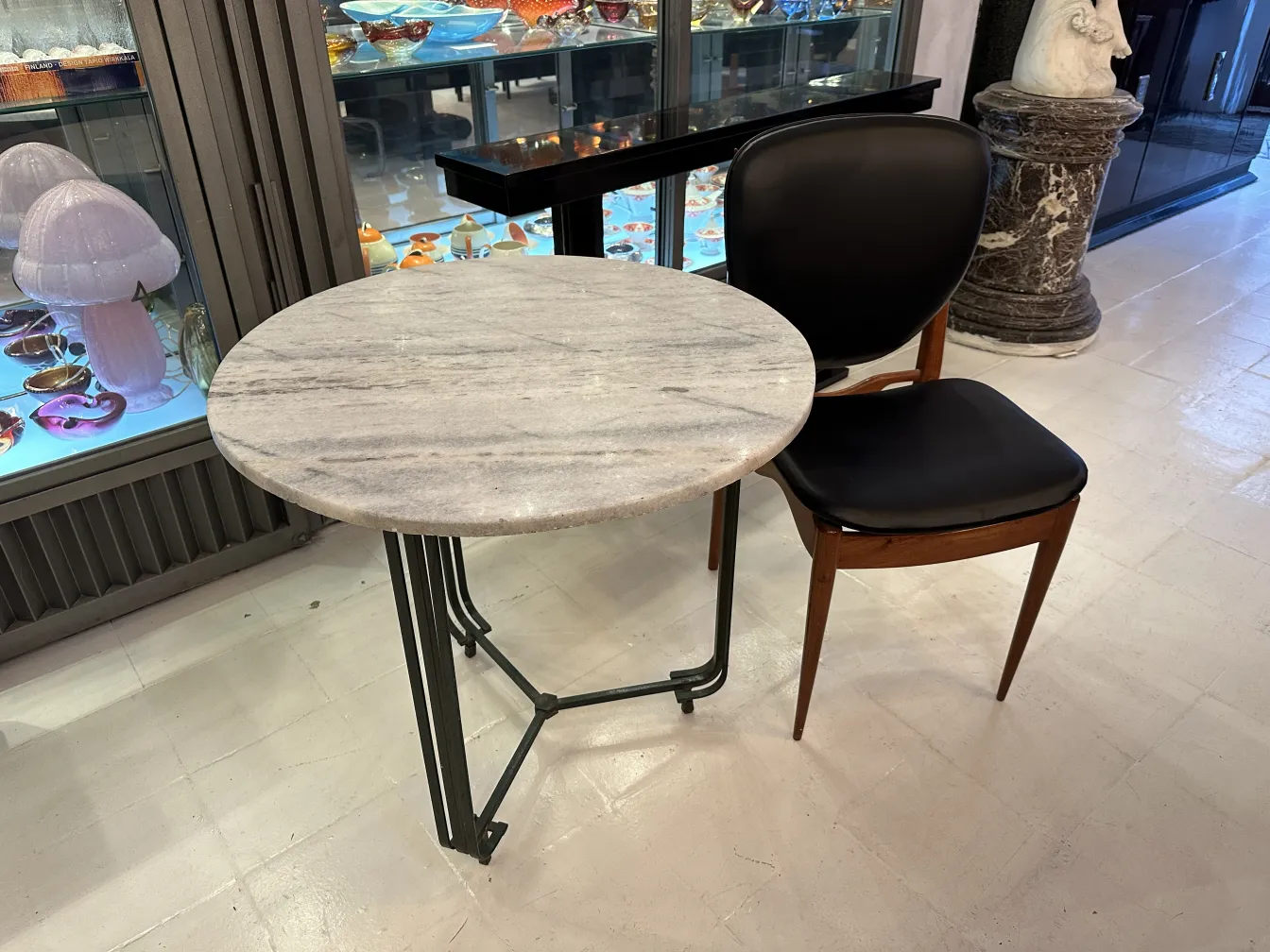 Ocho sillas antiguas de diseño, en un ambiente elegante.