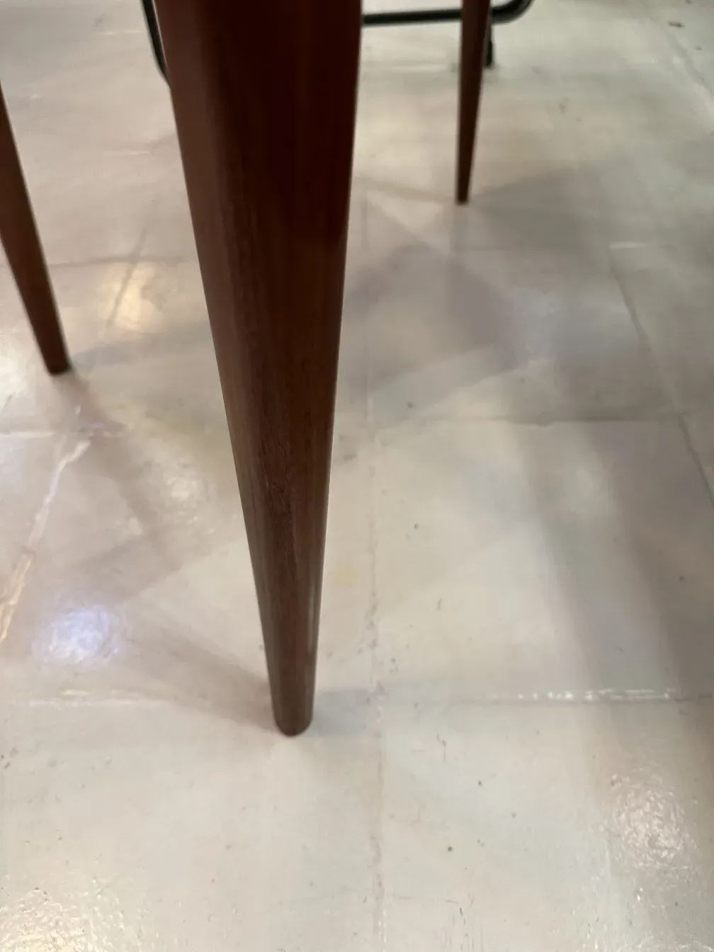 huit chaises anciennes avec des pieds en bois, cadre décoratif