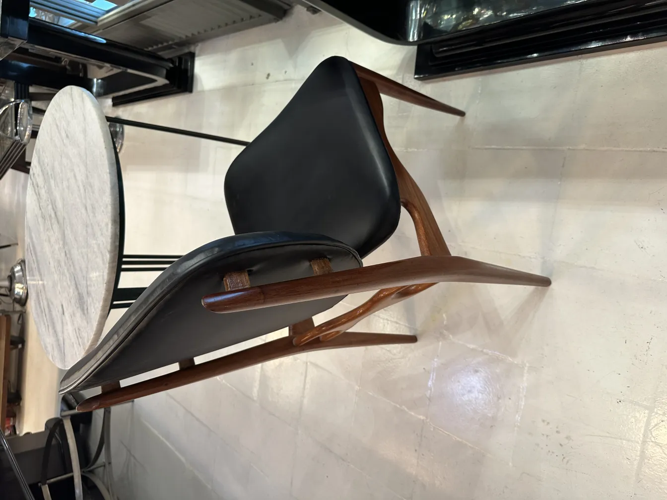 cadeiras antigas com designs únicos em um ambiente moderno