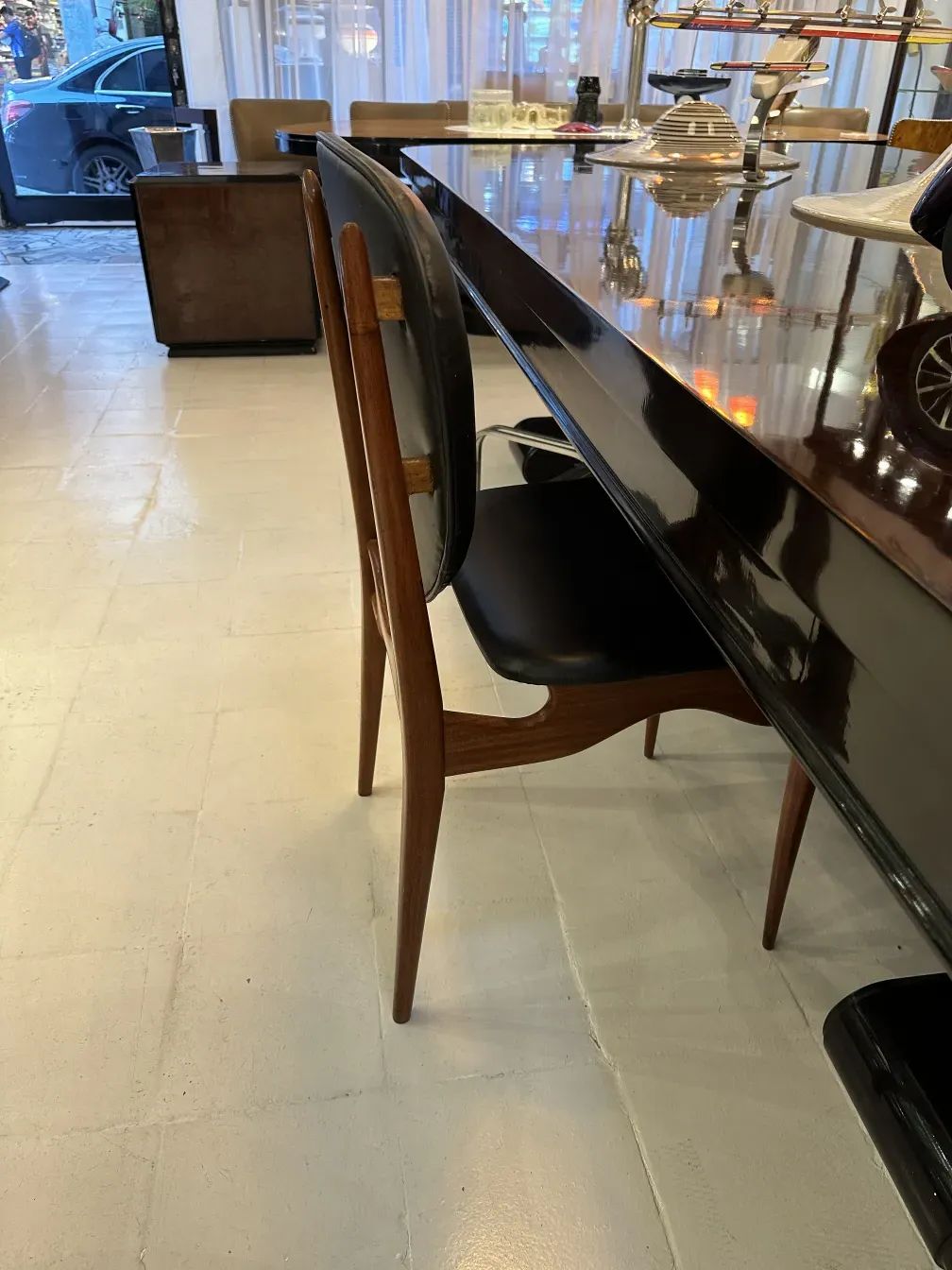 Acht antike Stühle mit elegantem Design, minimalistischer Ausführung in zeitgenössischer Umgebung.