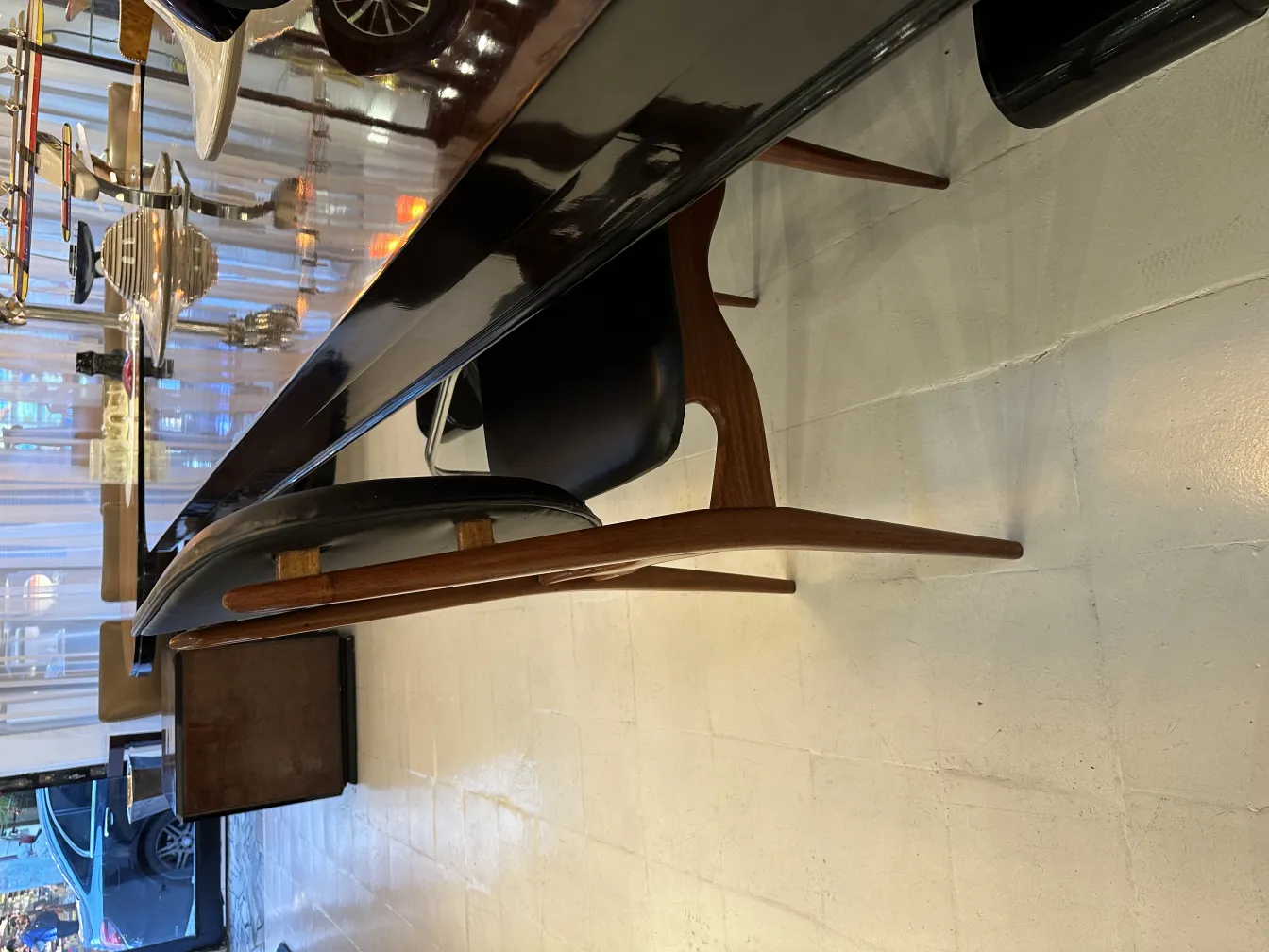 Vue latérale de 8 chaises anciennes autour d'une table