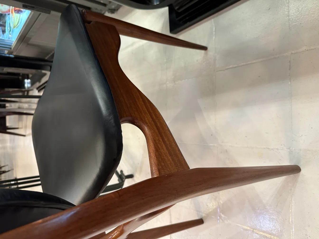 Vue latérale de 8 chaises anciennes au design élégant.