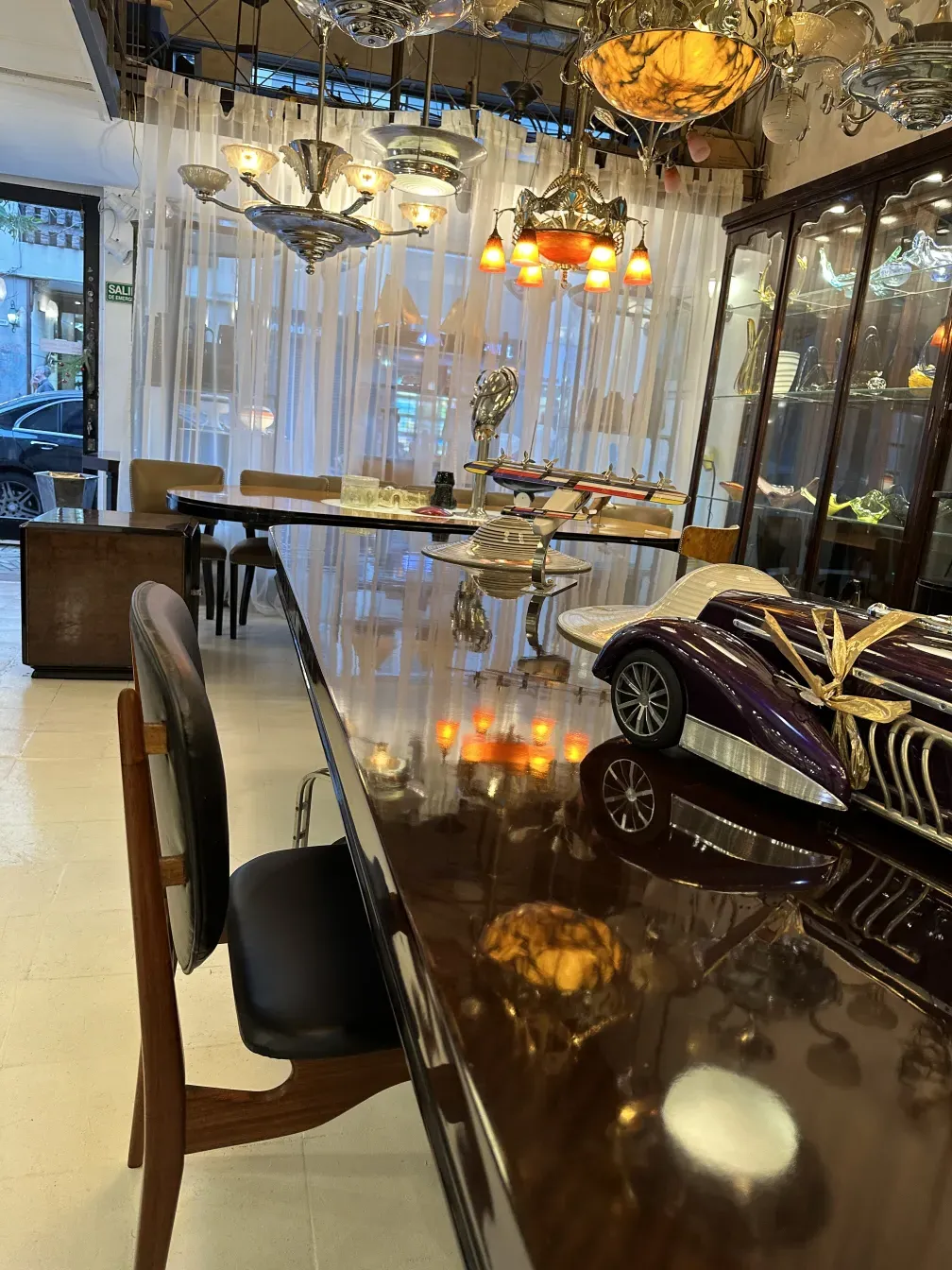 otto sedie antiche finnjuhl in un ristorante elegante con lampade