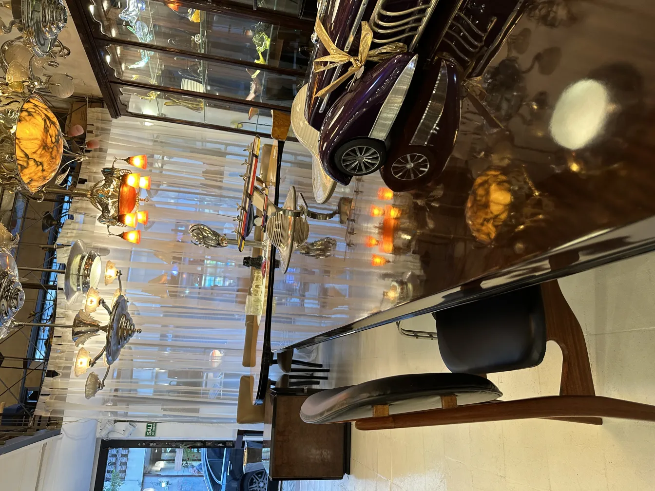 Otto sedie antiche in un ambiente elegante con oggetti decorativi