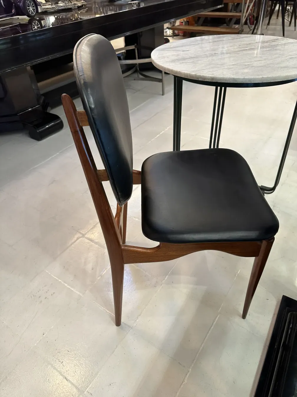 Ocho sillas antiguas de diseño elegante en un entorno moderno.