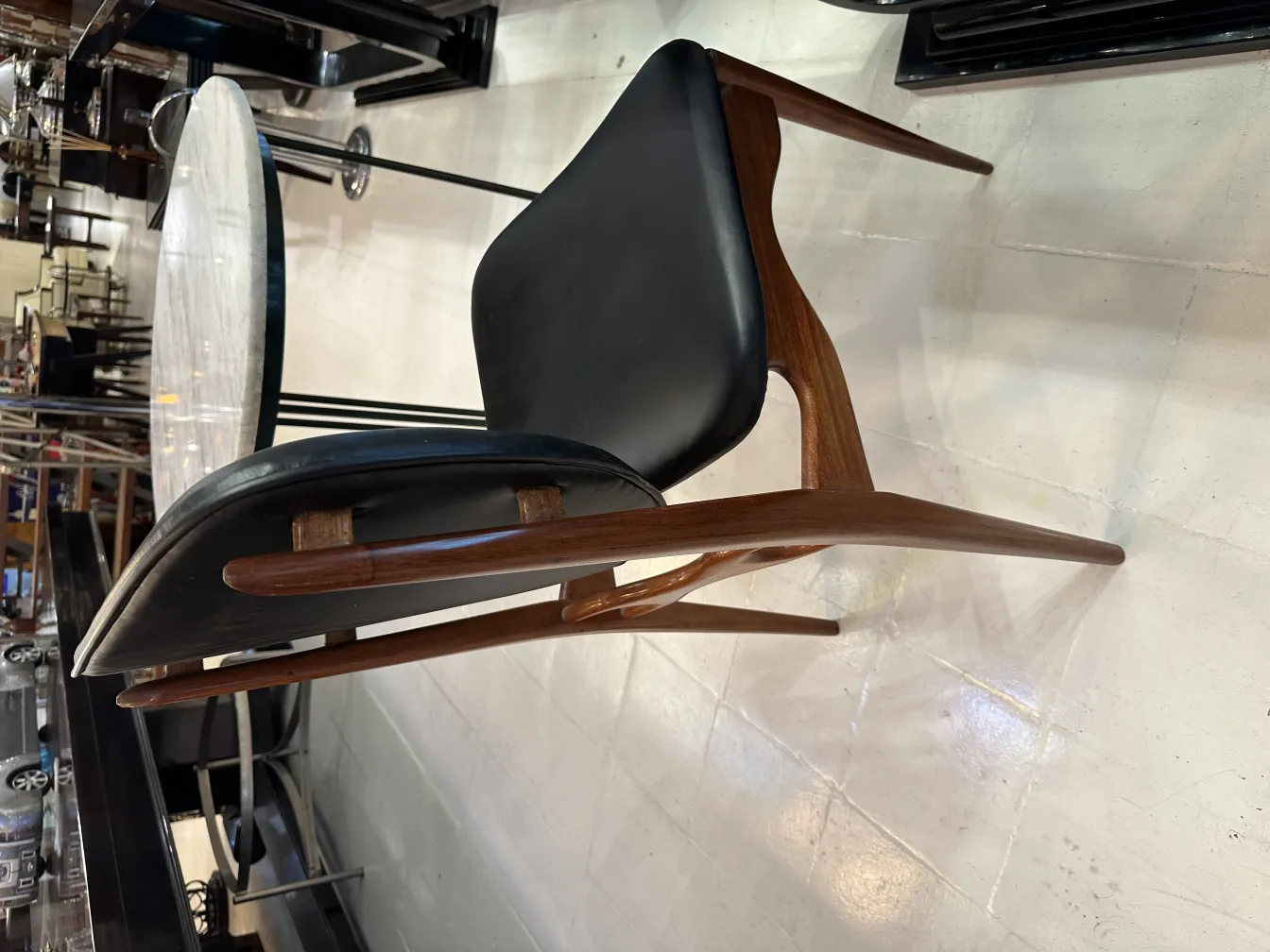 vue latérale de huit chaises antiques dans un environnement élégant