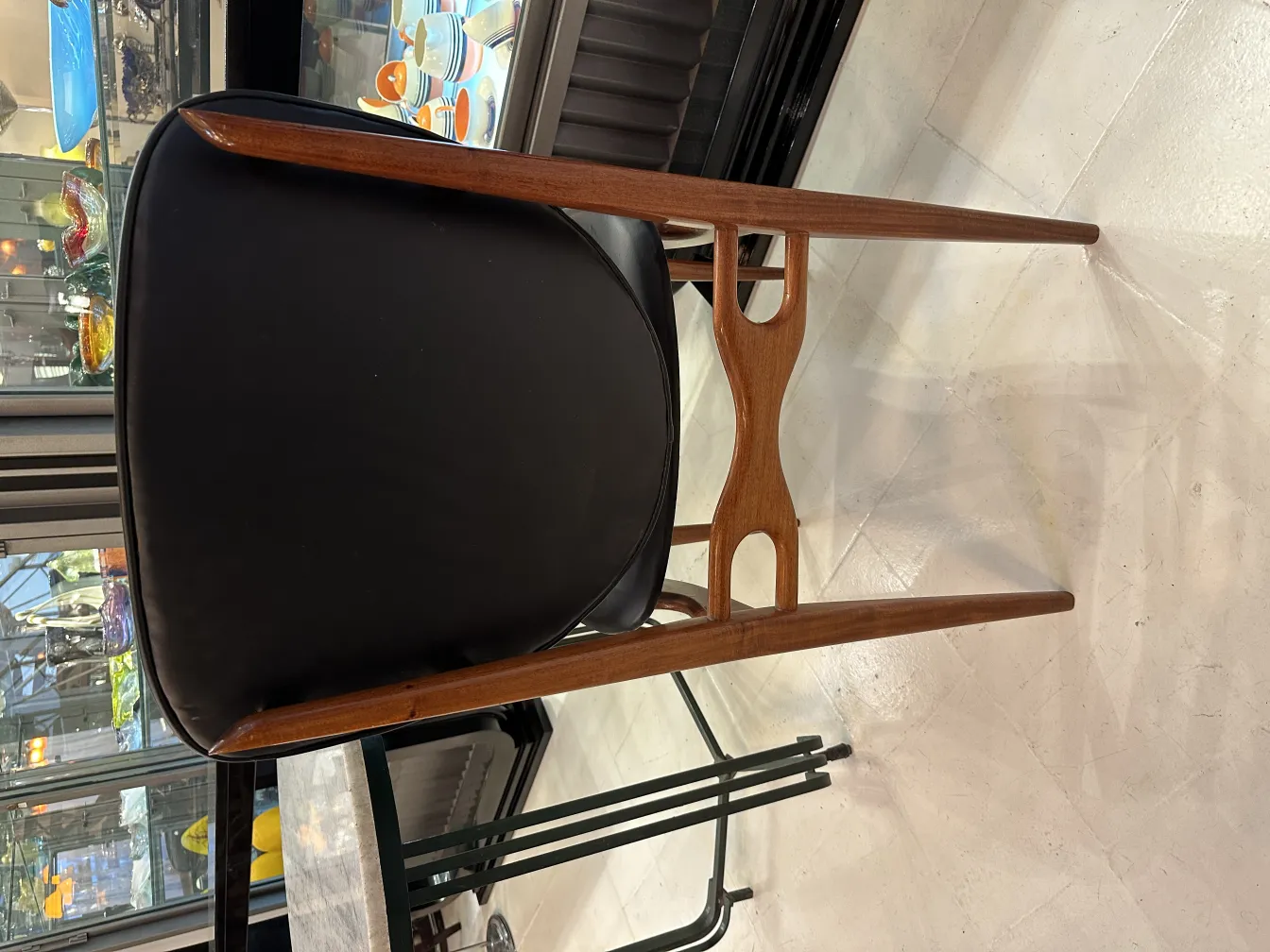 huit chaises antiques dans un environnement accueillant avec un design élégant