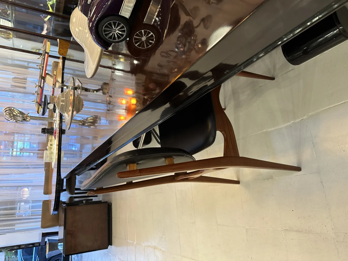 Huit chaises anciennes noires avec un design élégant dans un cadre décoratif avec d'autres éléments.