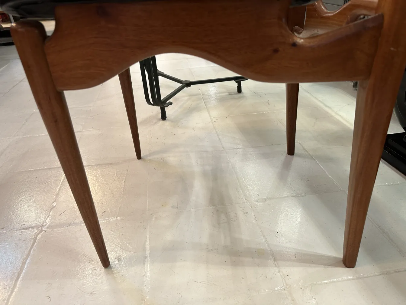 Vue de 8 chaises anciennes dans un cadre confortable