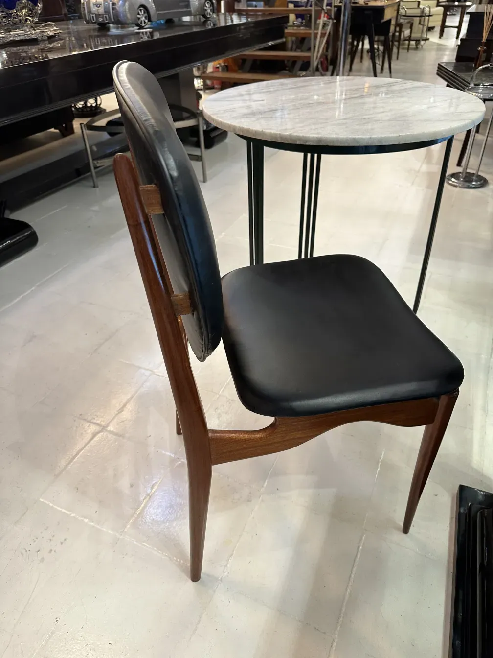 Otto sedie antiche finnjuhl in un ambiente elegante con tavolo