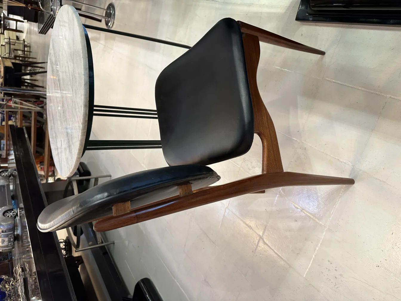 Ocho sillas antiguas con un diseño sofisticado en un ambiente acogedor