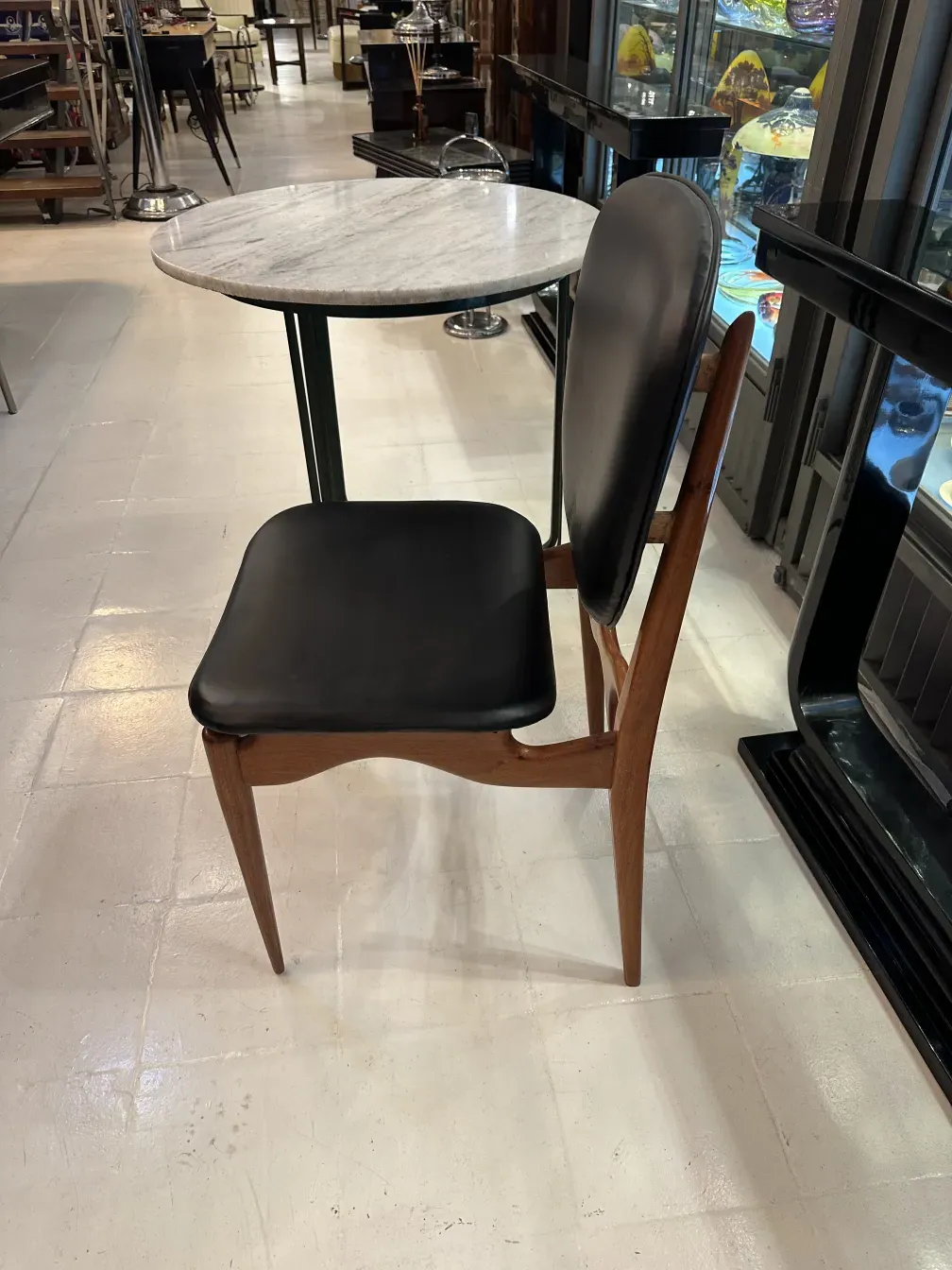 Set di 8 sedie antiche in un ambiente accogliente