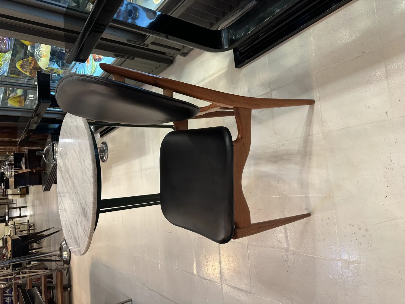 Otto sedie antiche con design elegante, circondate da un'atmosfera accogliente.